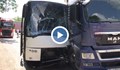 ТИР удари автобус с работници на булевард "България"