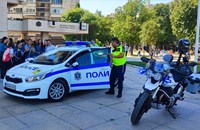 Деца разгледаха отблизо оборудването на полицейски автомобил и мотор в Русе