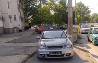 Изоставена кола в квартал "Чародейка"