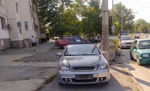 Изоставена кола в квартал "Чародейка"