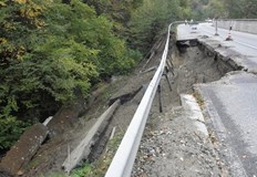 Заради обилните валежи пропадна част от платното на пътя Батак