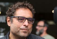 Не особено вълнуващ сценарий но явно бюджета и таланта на