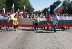 Протестиращи блокираха преди минути международния път Велико Търново Русе в село