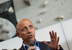 Според бизнесмена в управляващата коалиция са влезли партии които нямат идеологическо сходство Най притеснен е