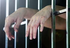 В затвора нямало топла вода и килията била пълна с