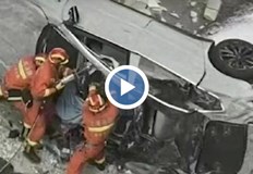 Електромобил с двама души вътре падна от третия етажДвама души