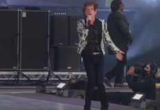 Легендарните Ролинг Стоунс зарадваха хиляди фенове в лондонския Хайд парк78 годишният фронтмен Мик Джагър демонстрира обичайното си