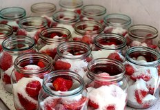 Ето че дойде отново времето на сладката и компотитеВсе по малко