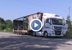 Камион изгоря частично друг се обърна в ниватаКамион с румънска