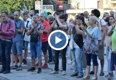 Десетки недоволни се събраха пред площад Съединение в града под