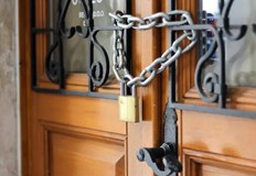 Според вестник Зюддойче цайтунг става въпрос за три апартамента в