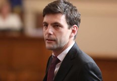 Депутатите гласуваха оставката на Никола Минчев като председател на парламентаМинчев си