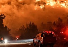 Продължава да тлее пожарът който избухна вчера в атинското предградие