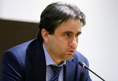 Нека да намалим малко нивата на манипулации и внушенияТова заяви