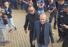 На задния вход на парламента с бутилки бяха замервани и