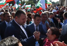 Той е заедно с лидера на ДПСДепутатът от ДПСДелян Пеевски