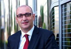 Според него половинчатите решения на кабинета правят България меката връзка