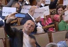 Има ли право депутатът от Продължаваме промяната Христо Петров да показва