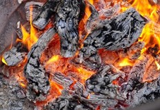 25 души получиха медицинска помощ заради изгаряния при ходене по