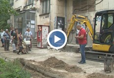 Жители на блок в русенския квартал Цветница протестират срещу строителна фирмаПо