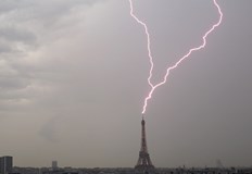 Тя не е повредила кулата и не представлява опасност за обществотоМълния е ударила Айфеловата кула повече