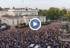 Събралите се хора скандираха Победа Министрите от кабинета Петков излязоха от