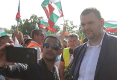 Хоро тъпани и гайди пред Александър Невски Липсваха само димът