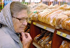 През май инфлацията се забавя но годишното поскъпване остава високо