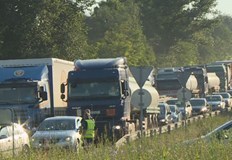 Интензивен трафик километрични опашки и хаос на Дунав мост при