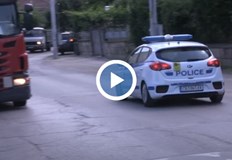 Проблемът с тировете продължава Въпреки поставените знаци днес чуждите тирове не