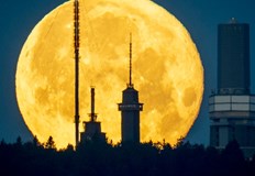 Милиони любители и астрономи наблюдаваха в нощта срещу сряда пълнолунието