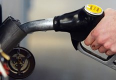 Каква е причината С около стотинка на ден поскъпват бензинът и