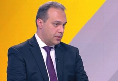 Министърът на отбраната е категоричен че самолетът не е представлявал