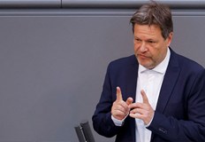 Преди всичко не трябва да позволим на Путин да ни