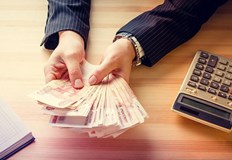 Москва обмисля намесаРублата поскъпва спрямо долара до най високото си ниво