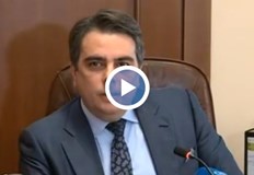 Финансовият министър дава брифинг за журналисти в моментаЦелта е да