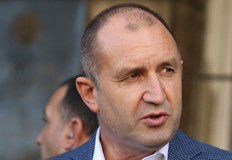 Парламентарно представените партии трябва да намерят възможно най бързо изход от