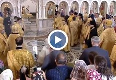 Руският патриарх Кирил падна по време на богослужение в църква