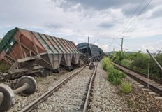 Частен товарен влак с 32 украински вагона дерайлира в румънския