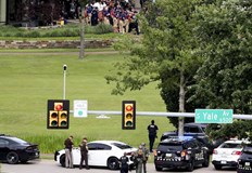 Стрелецът е сред жертвите имал е пушка и пистолетНай малко 5 ма