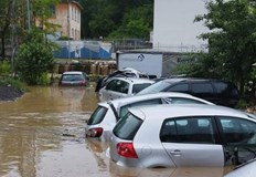 Поройните дъждове предизвикаха истински потоп в ТрявнаАвтомобилите по улиците буквално