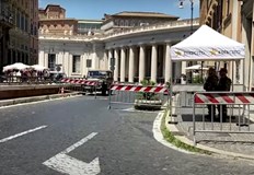 Кола не успява да спре на контролно пропускателен пункт близо до