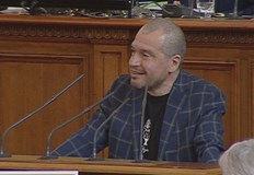 В зала започнаха дебатите и изказванията по исканото отстраняване на