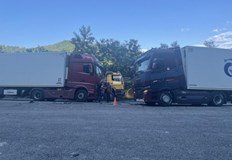 Повече от четири часа движението по Прохода на Републиката в района на село Войнежа е затруднено