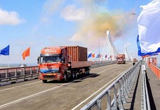 Той е разположен над река АмурРусия днес официално откри първия