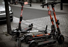 Движението на електрически тротинетки по пешеходните зони на Шумен е