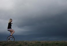 Над много райони в цялата страна ще продължи да се