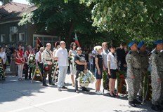 Поднесоха цветя в памет на загиналите за свободата на БългарияДесетки