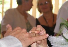 Облякъл ежедневни дрехи и отишъл в църквата където го очаквала изненадата