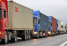 Повече от три часа се налага да чакат шофьорите на